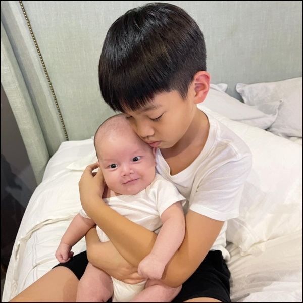 Dạy con đáng học hỏi như Hồ Ngọc Hà: Ở cùng ba chăm chỉ rửa xe, về với mẹ chịu khó nấu nướng, chăm em cũng thật khéo-12