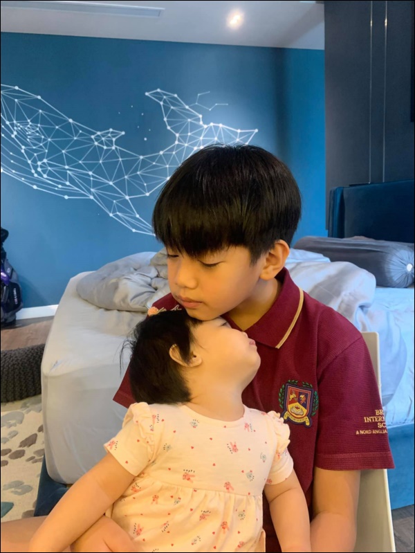 Dạy con đáng học hỏi như Hồ Ngọc Hà: Ở cùng ba chăm chỉ&nbsp;rửa xe, về&nbsp;với mẹ chịu khó&nbsp;nấu nướng, chăm&nbsp;em cũng thật khéo-10