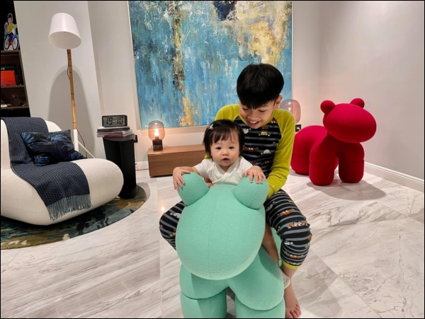 Dạy con đáng học hỏi như Hồ Ngọc Hà: Ở cùng ba chăm chỉ&nbsp;rửa xe, về&nbsp;với mẹ chịu khó&nbsp;nấu nướng, chăm&nbsp;em cũng thật khéo-11