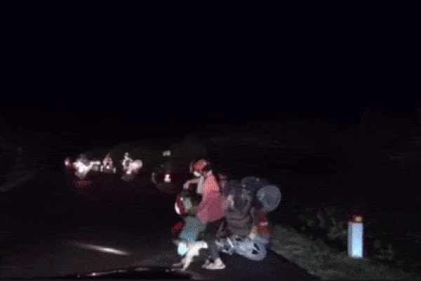 Bố không đeo khẩu trang gặp công an liền bỏ chạy, cậu con trai ở lại năn nỉ: Con lạy chú…đừng bắt bố đi được không ạ”-1