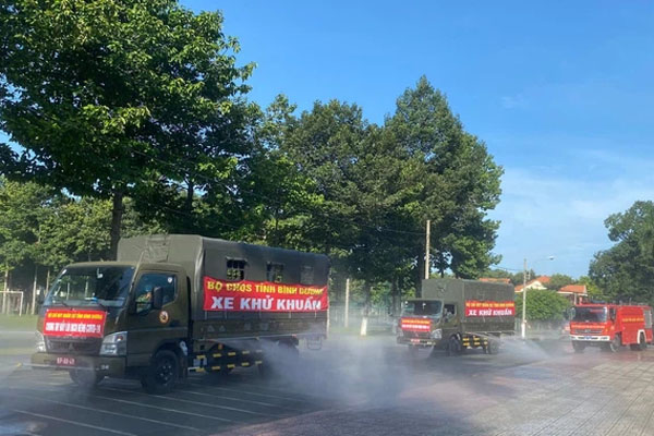 Gã chồng cầm dao đến tận chỗ làm chém vợ thương tích 42% chính thức bị khởi tố-3