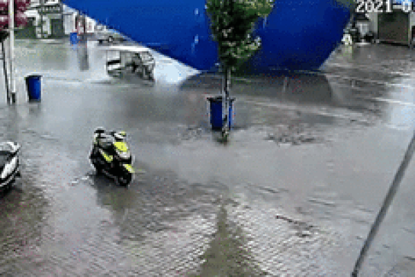 Miếng tôn lớn trên trời rơi xuống suýt đè bẹp người đi đường