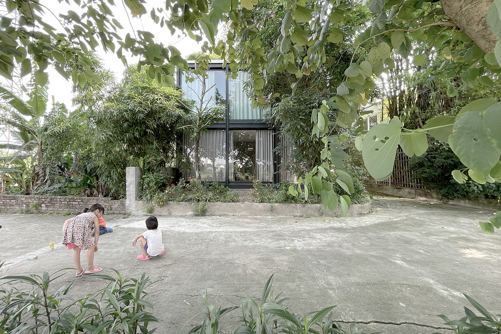 Ngôi nhà trong suốt bên bờ sông Đuống: Thay 75% tường bằng vách kính nhưng vẫn mát mẻ nhờ 3 thiết kế đặc biệt-1