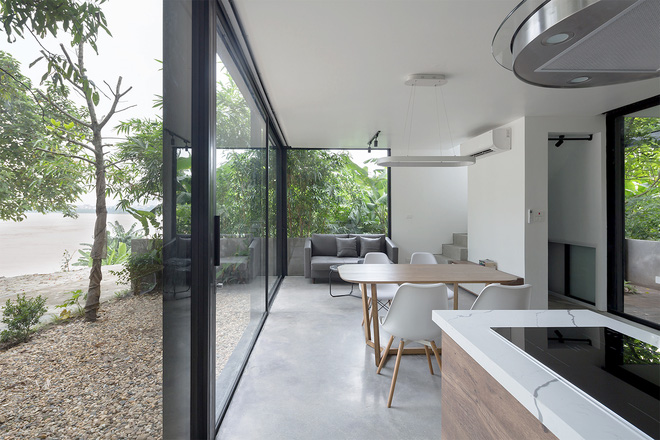 Ngôi nhà trong suốt bên bờ sông Đuống: Thay 75% tường bằng vách kính nhưng vẫn mát mẻ nhờ 3 thiết kế đặc biệt-6