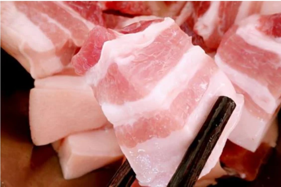 Mua thịt lợn, thịt bò về đừng vội cho vào tủ lạnh, thoa thêm lớp rượu và dầu ăn để cả năm không hỏng-1