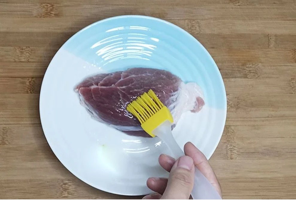 Mua thịt lợn, thịt bò về đừng vội cho vào tủ lạnh, thoa thêm lớp rượu và dầu ăn để cả năm không hỏng-2