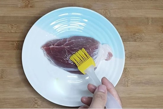 Mua thịt lợn, thịt bò về đừng vội cho vào tủ lạnh, thoa thêm lớp rượu và dầu ăn để cả năm không hỏng