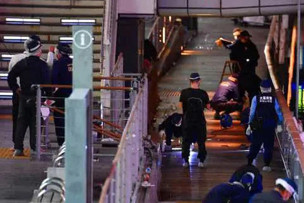 Xúc động cảnh nhiều người Việt tại Nhật đến đặt hoa tưởng niệm ở vị trí nam du học sinh bị đánh đập, rơi xuống nước dẫn đến tử vong-3