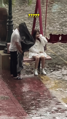 Cô gái dầm mưa ngồi giữa sân, người yêu tiến đến rồi có hành động ngoài sức tưởng tượng” sau một câu chửi-1