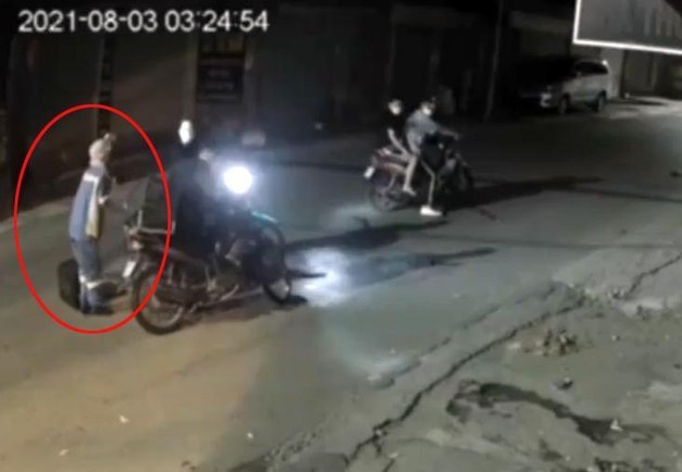 Nữ lao công bị cướp xe máy trong đêm-1