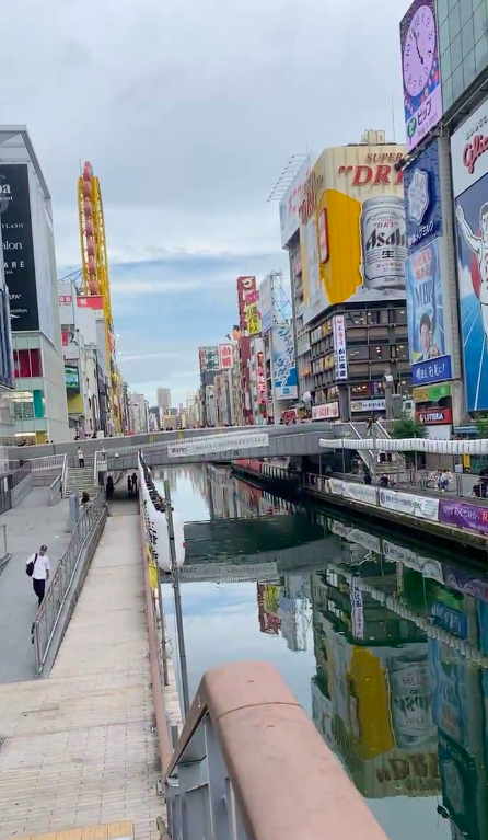 Người dân đặt hoa tưởng niệm tại nơi thanh niên bị đạp xuống sông tử vong thương tâm ở Nhật Bản-1