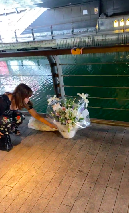 Người dân đặt hoa tưởng niệm tại nơi thanh niên bị đạp xuống sông tử vong thương tâm ở Nhật Bản-3