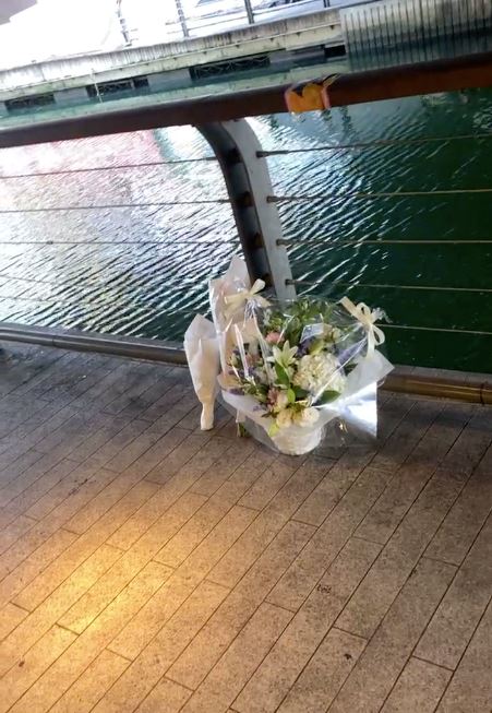 Người dân đặt hoa tưởng niệm tại nơi thanh niên bị đạp xuống sông tử vong thương tâm ở Nhật Bản-4