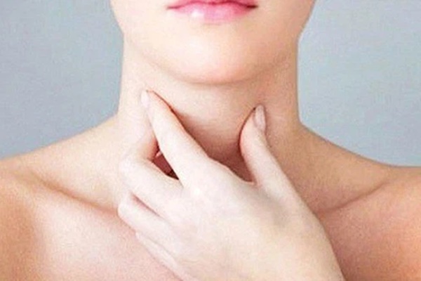 Để 3 ngón tay vào vị trí này trên cơ thể, chỉ vài giây bạn sẽ biết mình có nguy cơ mắc ung thư vòm họng không-2