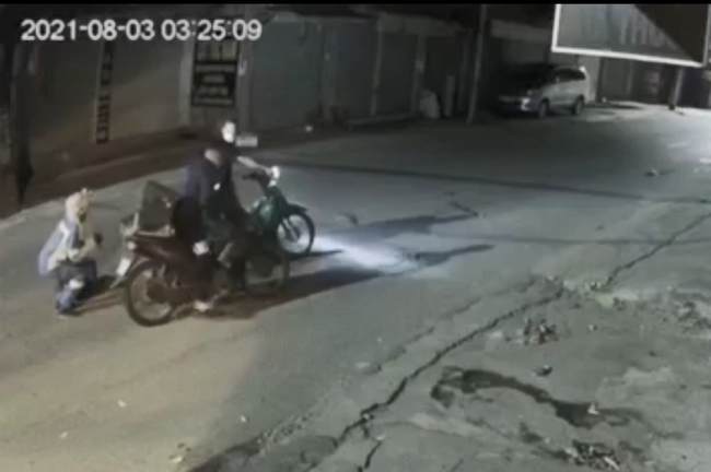 Nữ công nhân môi trường bị cướp xe máy ở Hà Nội: Một thanh niên cầm vỏ kiếm dí vào ngực và yêu cầu tôi đưa chìa khóa-1