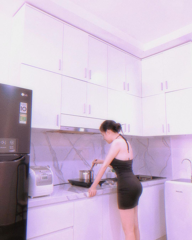 Loạt ảnh ở nhà căng đét của bà Tưng, từ mặt đến dáng dư sức chặt chém các cháu 2k-4