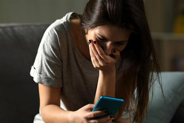 Con dâu đưa nhân tình về nhà vui vẻ, mẹ chồng bắt gặp liền ra tay xử đẹp-2