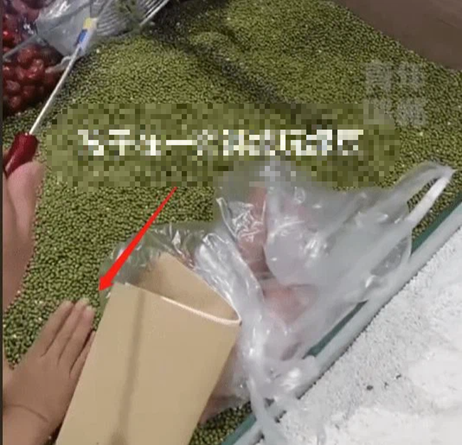 Con trai trộn đậu xanh vào gạo ở siêu thị, ông bố lập tức giúp con sửa sai nhưng lại nhận về nhiều chỉ trích vì một lý do-4