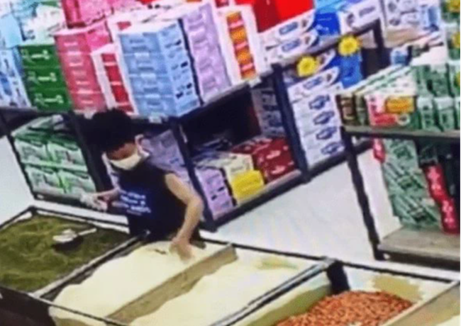 Con trai trộn đậu xanh vào gạo ở siêu thị, ông bố lập tức giúp con sửa sai nhưng lại nhận về nhiều chỉ trích vì một lý do-1