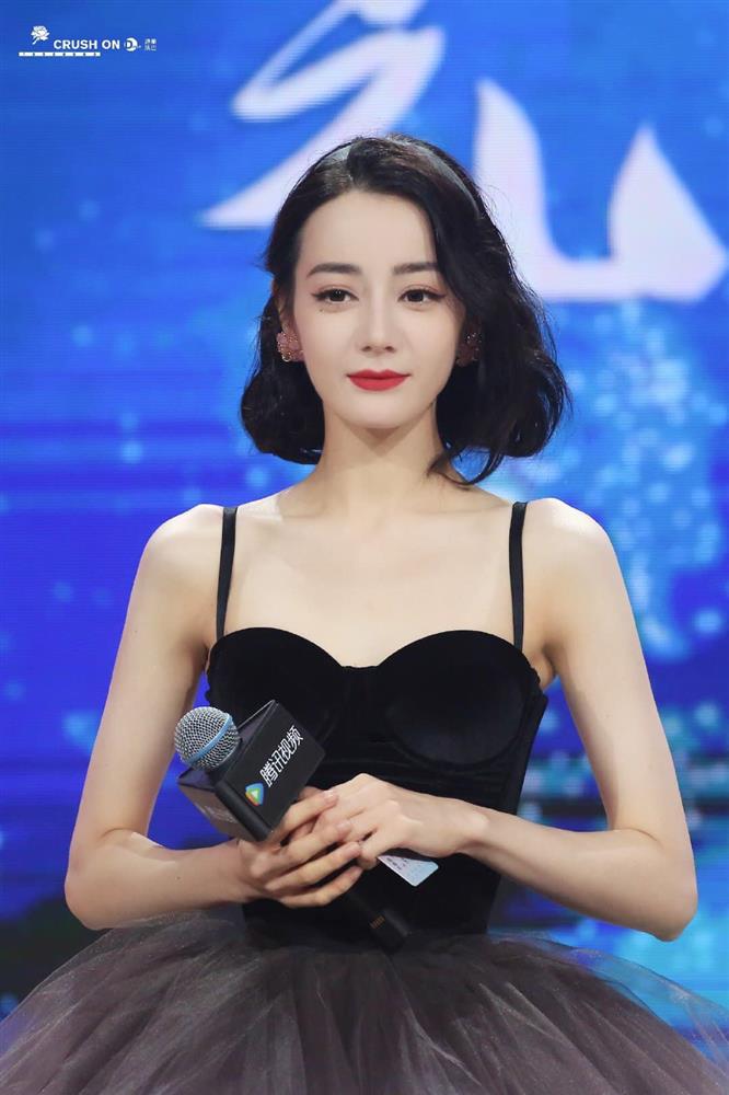 Trái khoáy như Nhiệt Ba: Lên sân khấu khoe body bạo liệt, đời thường chỉ mê đồ nam thùng thình-1