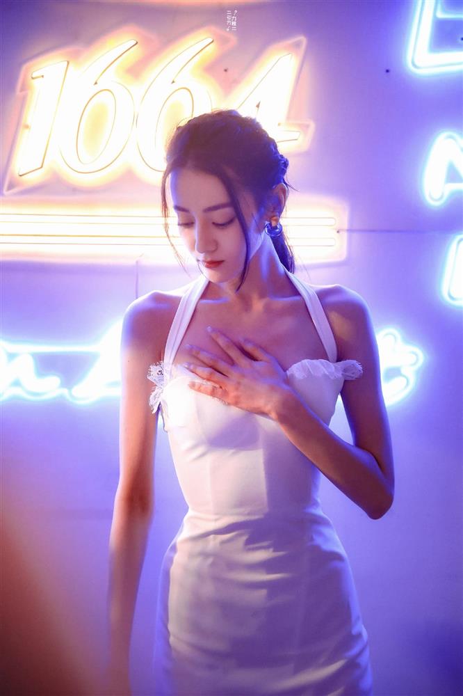 Trái khoáy như Nhiệt Ba: Lên sân khấu khoe body bạo liệt, đời thường chỉ mê đồ nam thùng thình-4