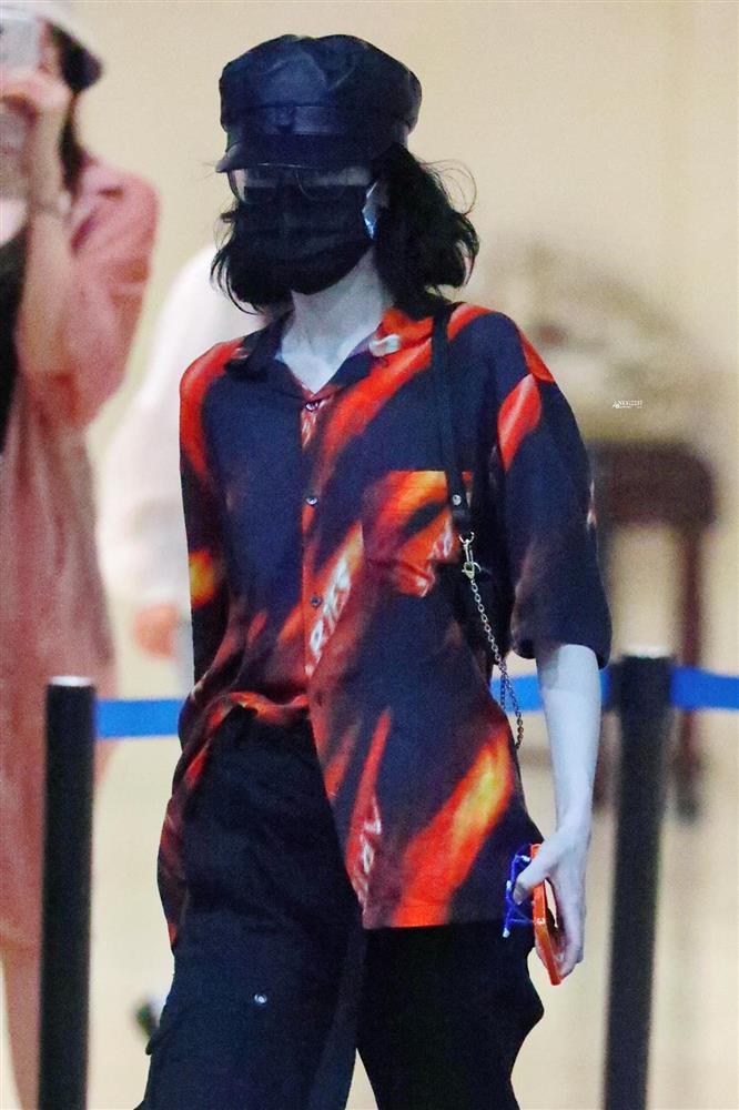 Trái khoáy như Nhiệt Ba: Lên sân khấu khoe body bạo liệt, đời thường chỉ mê đồ nam thùng thình-6