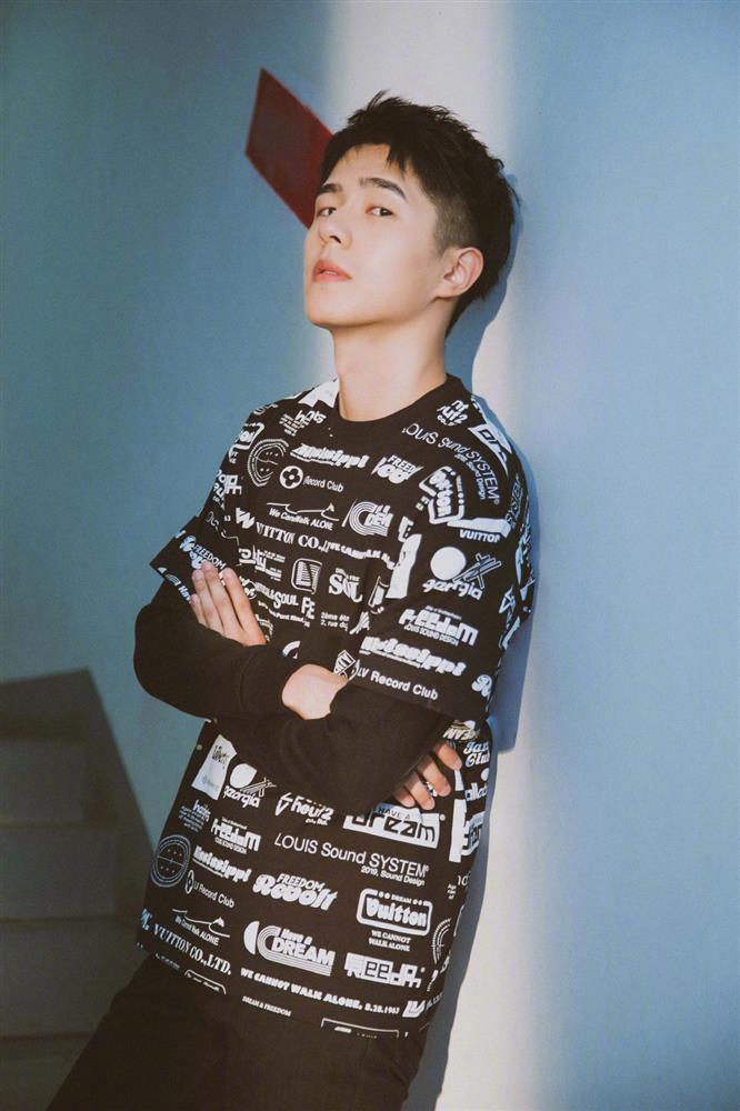 Trái khoáy như Nhiệt Ba: Lên sân khấu khoe body bạo liệt, đời thường chỉ mê đồ nam thùng thình-9