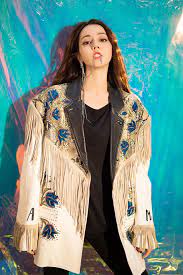 Trái khoáy như Nhiệt Ba: Lên sân khấu khoe body bạo liệt, đời thường chỉ mê đồ nam thùng thình-13