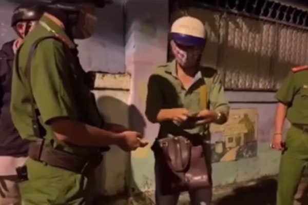 Xót xa hình ảnh đồng chí làm nhiệm vụ tại chốt kiểm soát dịch bất ngờ ngất xỉu lúc di chuyển sang đường-1