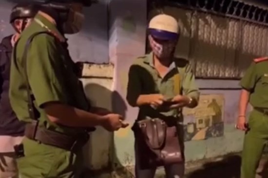 Thanh niên ra đường sau 18 giờ nhưng khi nghe được lý do, chiến sĩ công an tức tốc hộ tống qua các chốt kiểm soát
