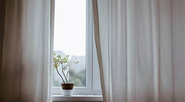 Rèm cửa không cần phải tháo ra giặt, mách bạn mẹo này chúng sẽ được làm sạch chỉ trong 3 phút-1