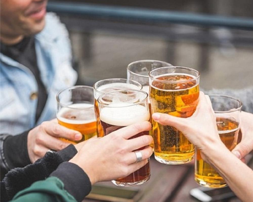 Bầu 8 tháng về quê ăn giỗ thì chồng bảo ra rửa bát, vừa ngồi xuống tôi đã cười như trúng số khi gặp mẹ chồng-2