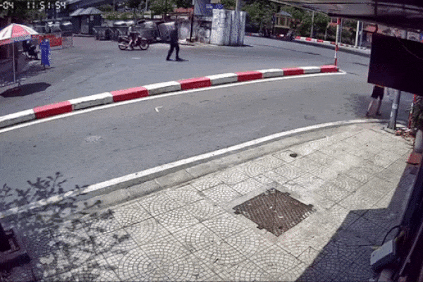 Xót xa hình ảnh đồng chí làm nhiệm vụ tại chốt kiểm soát dịch bất ngờ ngất xỉu lúc di chuyển sang đường