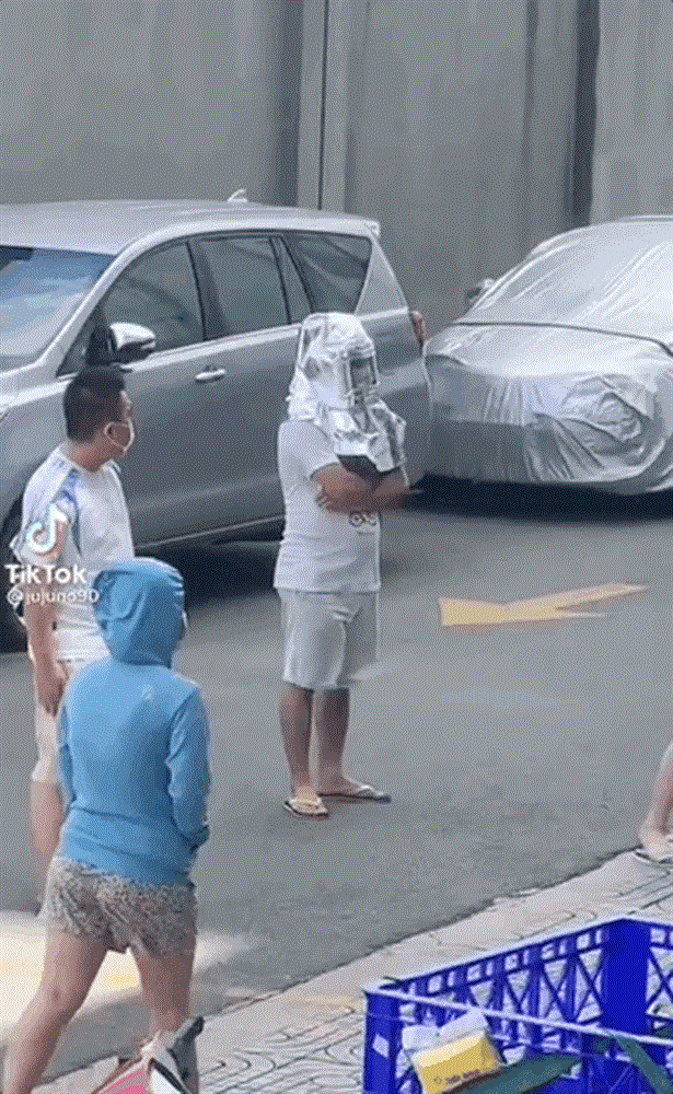 Thanh niên úp nguyên cái mũ phi hành gia lên đầu đi xếp hàng mùa dịch, nhìn cưng muốn xỉu đó quý dzị!-1