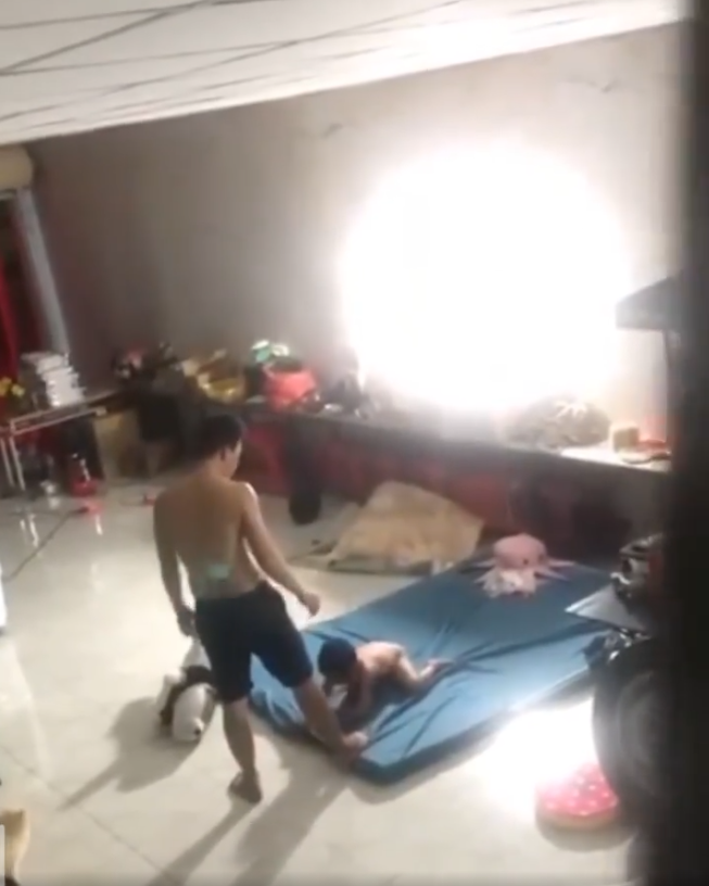 Xôn xao clip cha quăng quật, đánh đập con trai nhỏ tuổi dã man ở Bình Dương-4