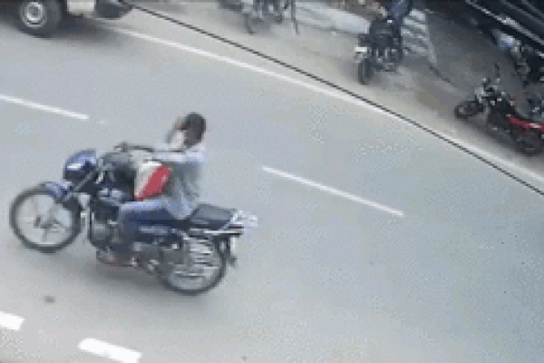 Bị ô tô cuốn vào gầm, cậu bé ‘may mắn nhất năm’ chỉ bị vài vết bầm tím