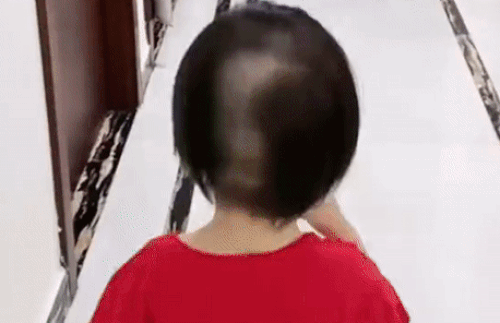 Mẹ đi vệ sinh 5 phút trở ra thấy tóc đầy nhà, nhìn tác phẩm của anh trai 3 tuổi trên đầu em gái mà giận tím người-2