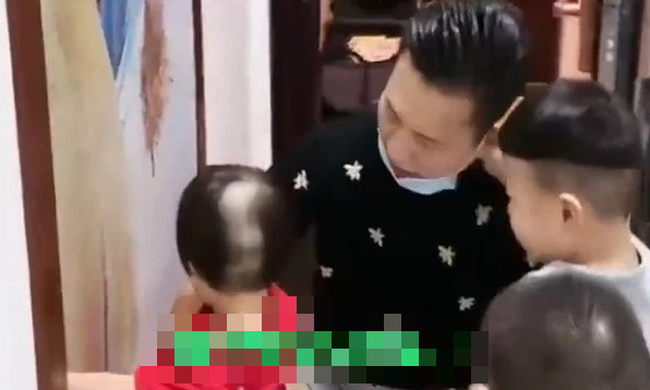 Mẹ đi vệ sinh 5 phút trở ra thấy tóc đầy nhà, nhìn tác phẩm của anh trai 3 tuổi trên đầu em gái mà giận tím người-4
