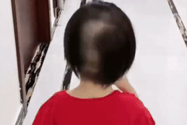 Mẹ đi vệ sinh 5 phút trở ra thấy tóc đầy nhà, nhìn 