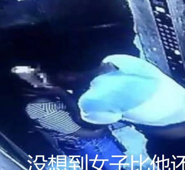 Bị cưỡng hôn trong thang máy, phản ứng lại bằng 1 hành động nhẹ nhàng, cô gái khiến thủ phạm phải dừng ngay hành động xấu xa-1