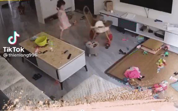 Chơi đùa cùng em đang ngồi trên xe đẩy, bé gái vô tình có hành động khiến em rơi vào tình huống nguy hiểm-1