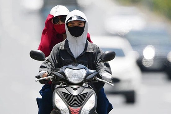Nắng nóng kinh hoàng và kéo dài nhiều ngày ở miền Bắc, Hà Nội như 