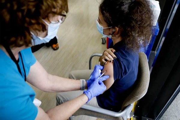 9 triệu thanh thiếu niên Mỹ đã được tiêm vaccine Pfizer, hầu hết chỉ ghi nhận tác dụng phụ nhẹ-2