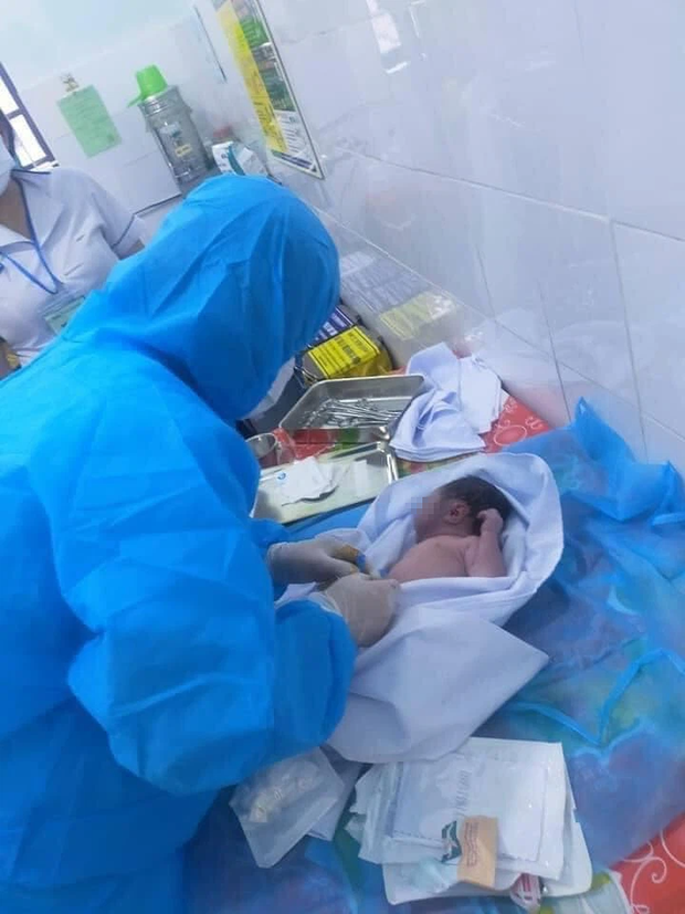 Nghệ An: Bé gái sơ sinh bị bỏ rơi trước cổng nhà dân trong tình trạng nguy kịch-1