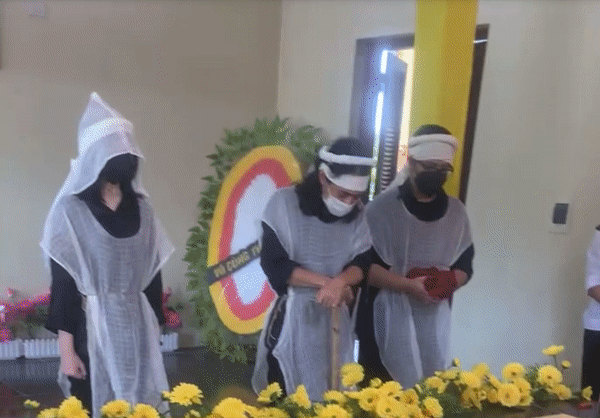 Tang lễ gấp rút của NS Giang Còi: Các con bật khóc nức nở, Quang Tèo và nhiều bạn bè, người thân không kịp đến tiễn biệt-6