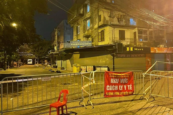 Ảnh: Hà Nội phong toả 900 hộ dân trong 1 phường do liên quan ca mắc Covid-19-17