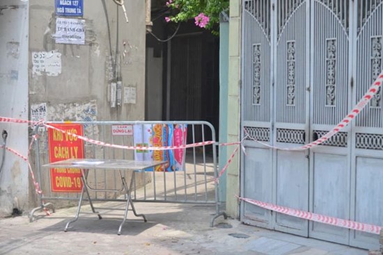 Ảnh: Hà Nội phong toả 900 hộ dân trong 1 phường do liên quan ca mắc Covid-19