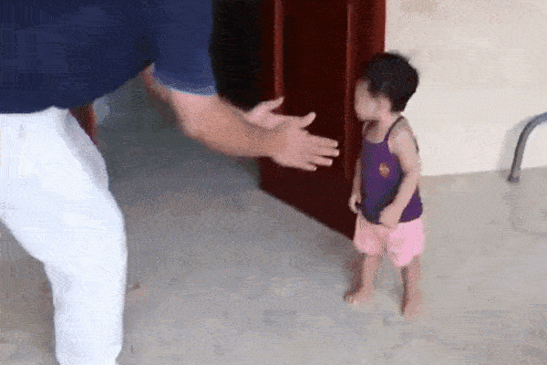 Thấy con sắp bị trượt ngã, bố mẹ chạy theo cứu nhưng cảnh tượng sau đó không ai có thể ngờ tới-1