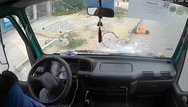 Vừa lái xe vừa ăn bánh mì, tài xế chết đứng khi tai nạn kinh hoàng xảy ra chỉ sau tích tắc-1