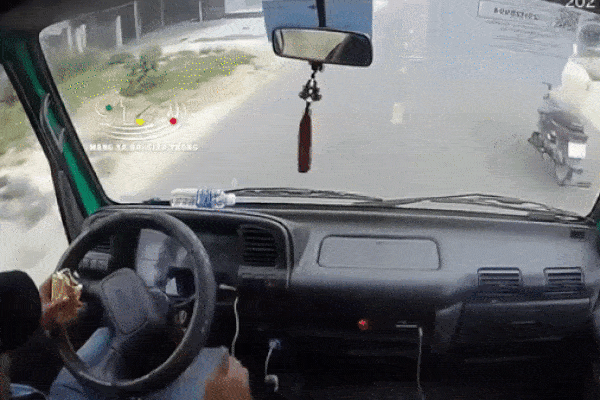 Vừa lái xe vừa ăn bánh mì, tài xế 